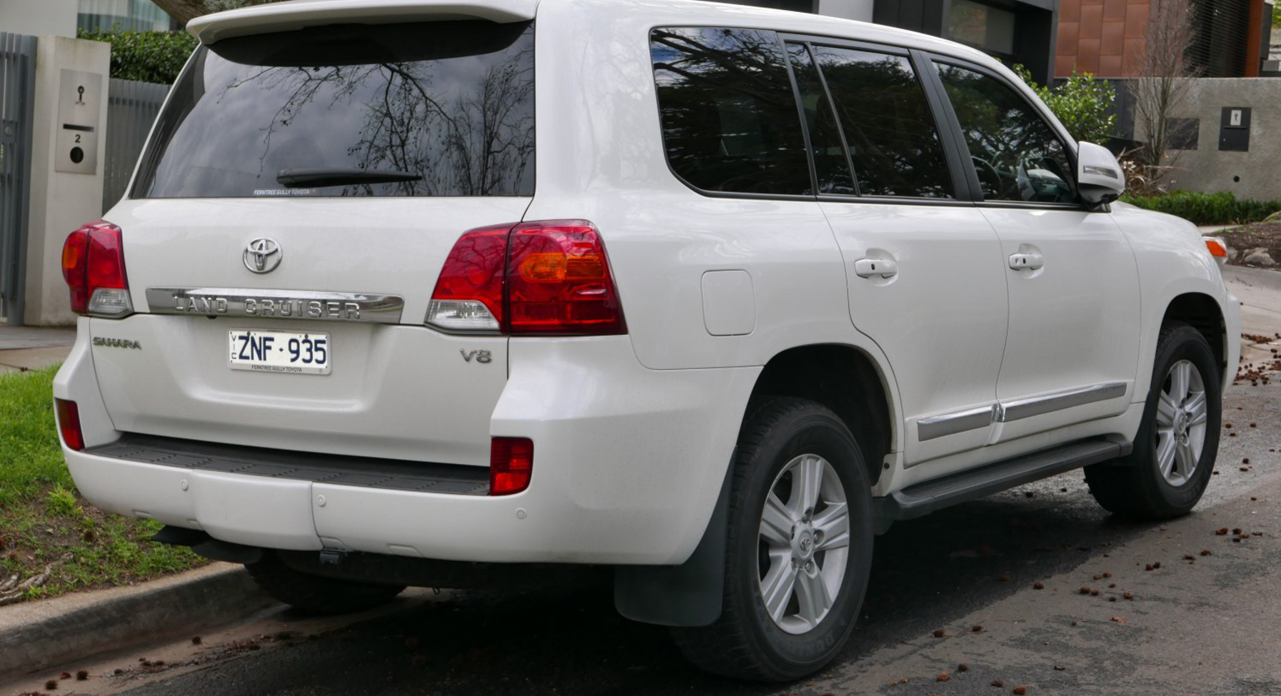 Toyota Land Cruiser (J200 facelift 2013) 4.6 V8 (318 Hp) Automatic 2013, 2014, 2015 