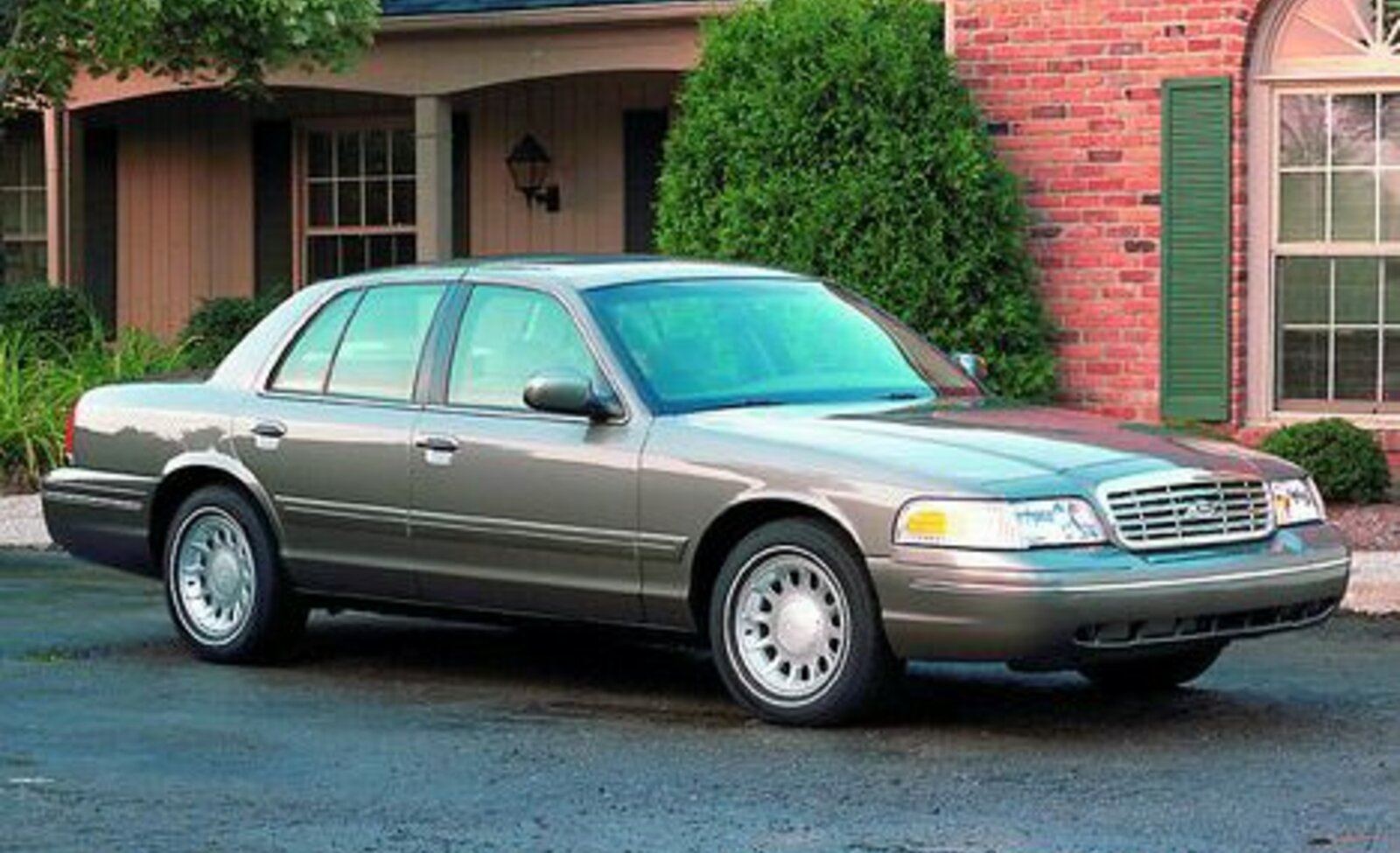 Ford Crown Victoria (P7) 4.6 i V8 (223 Hp) 1999, 2000, 2001, 2002, 2003 