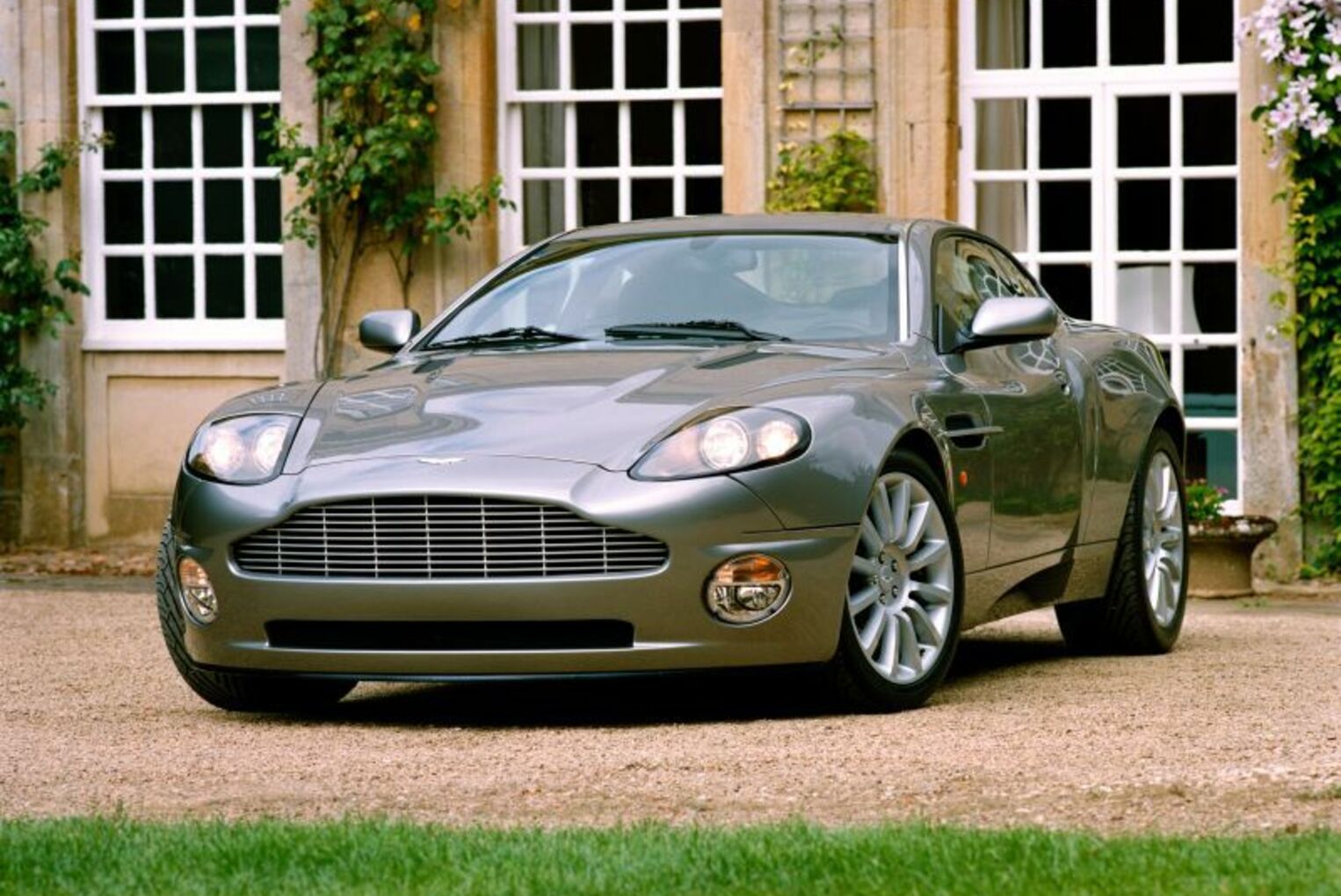 Aston Martin V12 Vanquish 6.0 V12 (466 Hp) Automatic 2001, 2002, 2003, 2004 