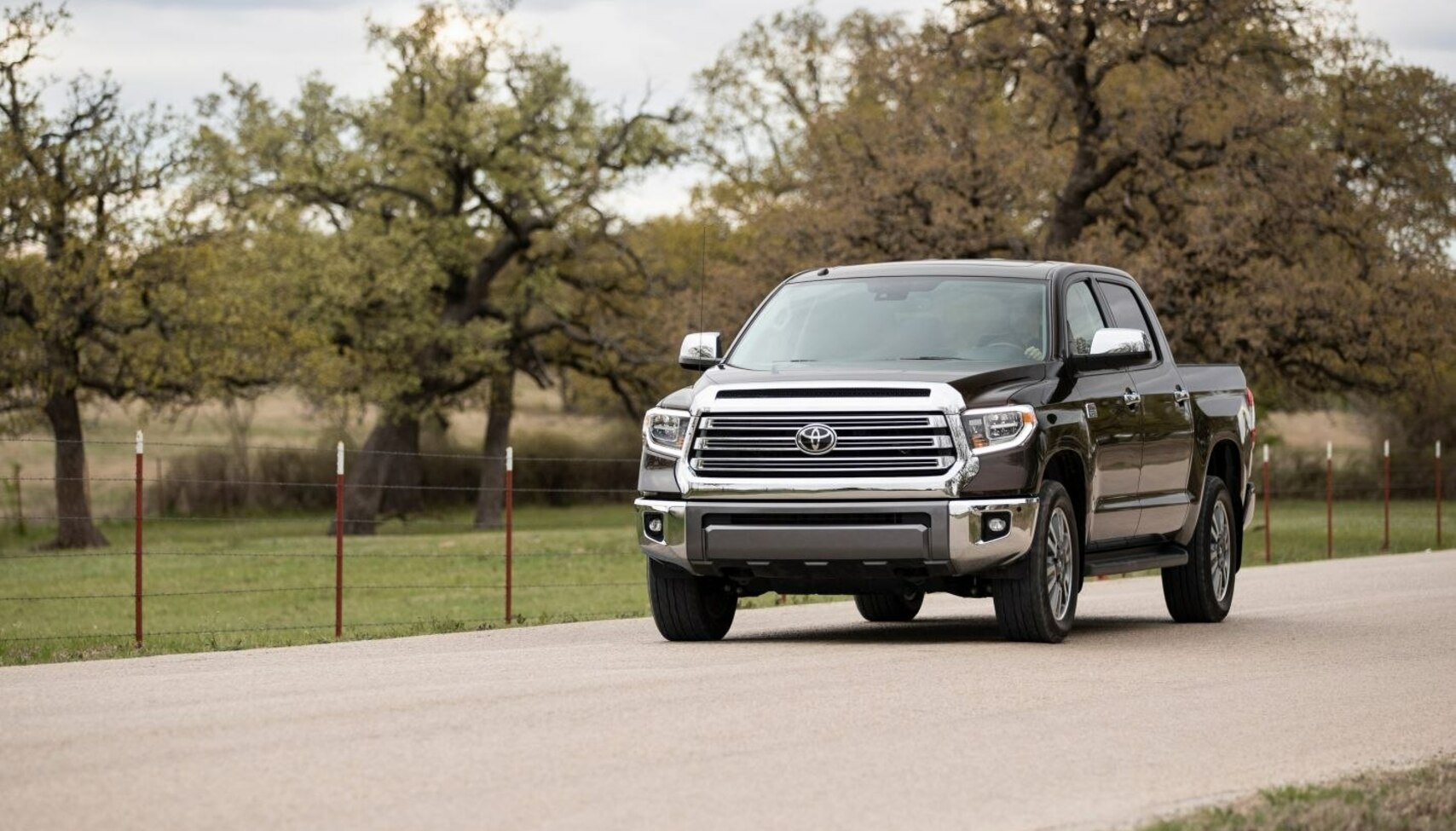 Toyota Tundra III CrewMax (facelift 2017) 5.7 V8 (381 Hp) 4x4 ECT-i 2017, 2018, 2019, 2020, 2021 