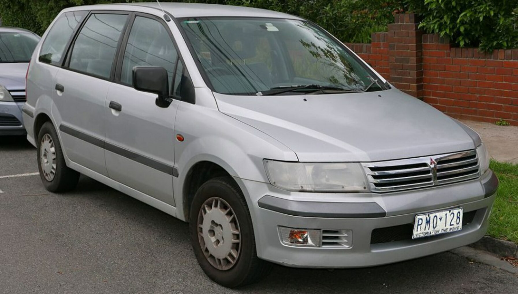 Mitsubishi Chariot Grandis (N11) 2.3 i 16V GDI SE (165 Hp) 1997, 1998, 1999, 2000, 2001, 2002, 2003 