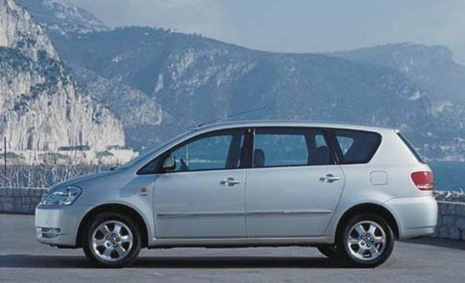 Toyota Avensis Verso 2.0 D-4D (116 Hp) 2001, 2002, 2003 