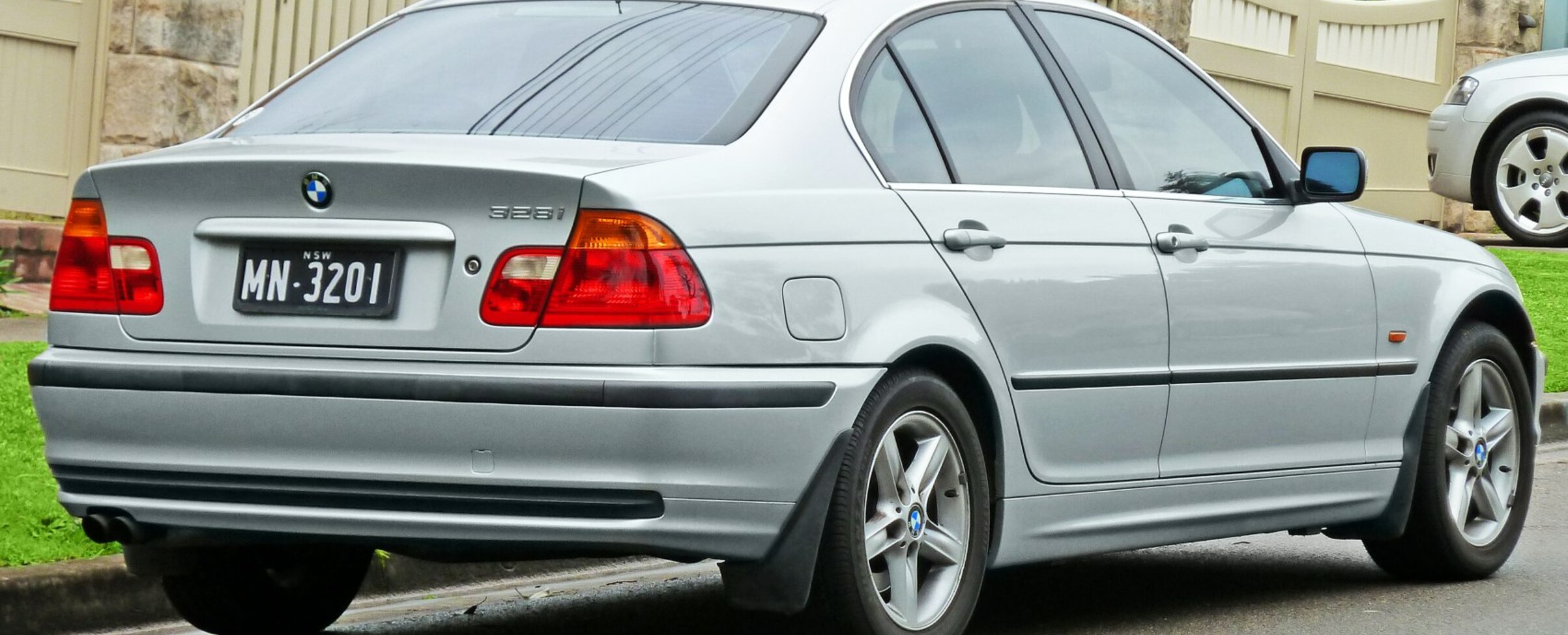 BMW 3 Series Sedan (E46) 323i (170 Hp) 1998, 1999, 2000, 2001 - thông số kỹ  thuật, đánh giá và giá lăn bánh mới nhất | XEZii