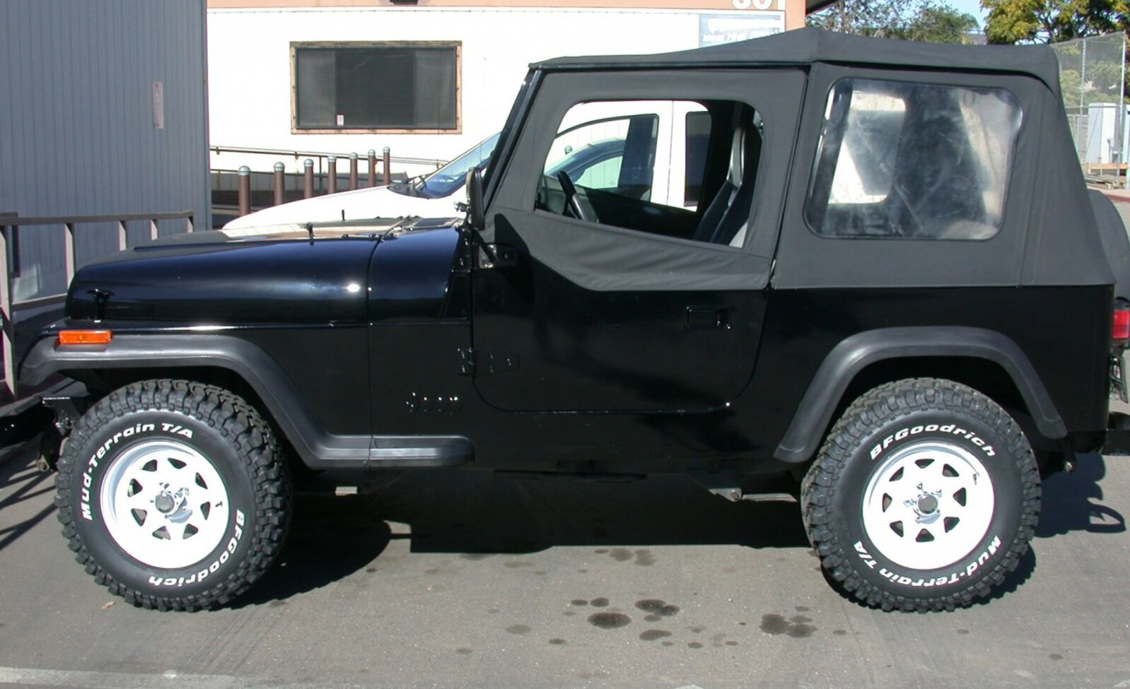 Jeep Wrangler I  i (121 Hp) 1987, 1988, 1989, 1990, 1991, 1992, 1993,  1994, 1995 specifications, prices & reviews | XEZii