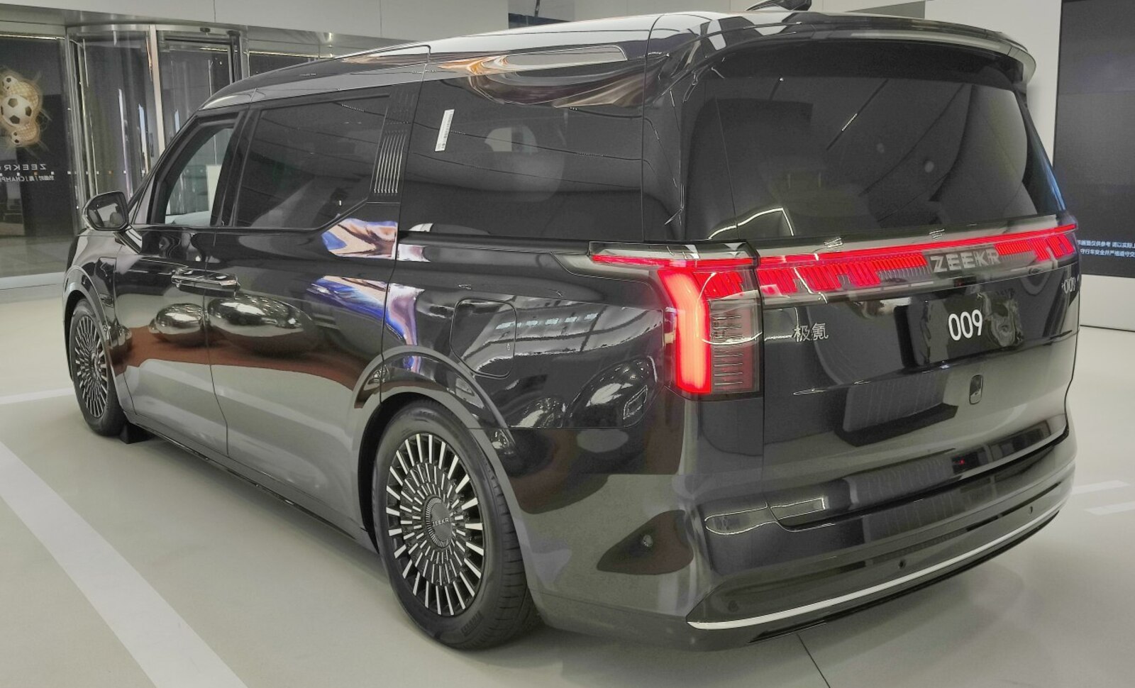Zeekr 009 140 kWh (544 Hp) Dual Motor AWD BEV 2023 - 最新の