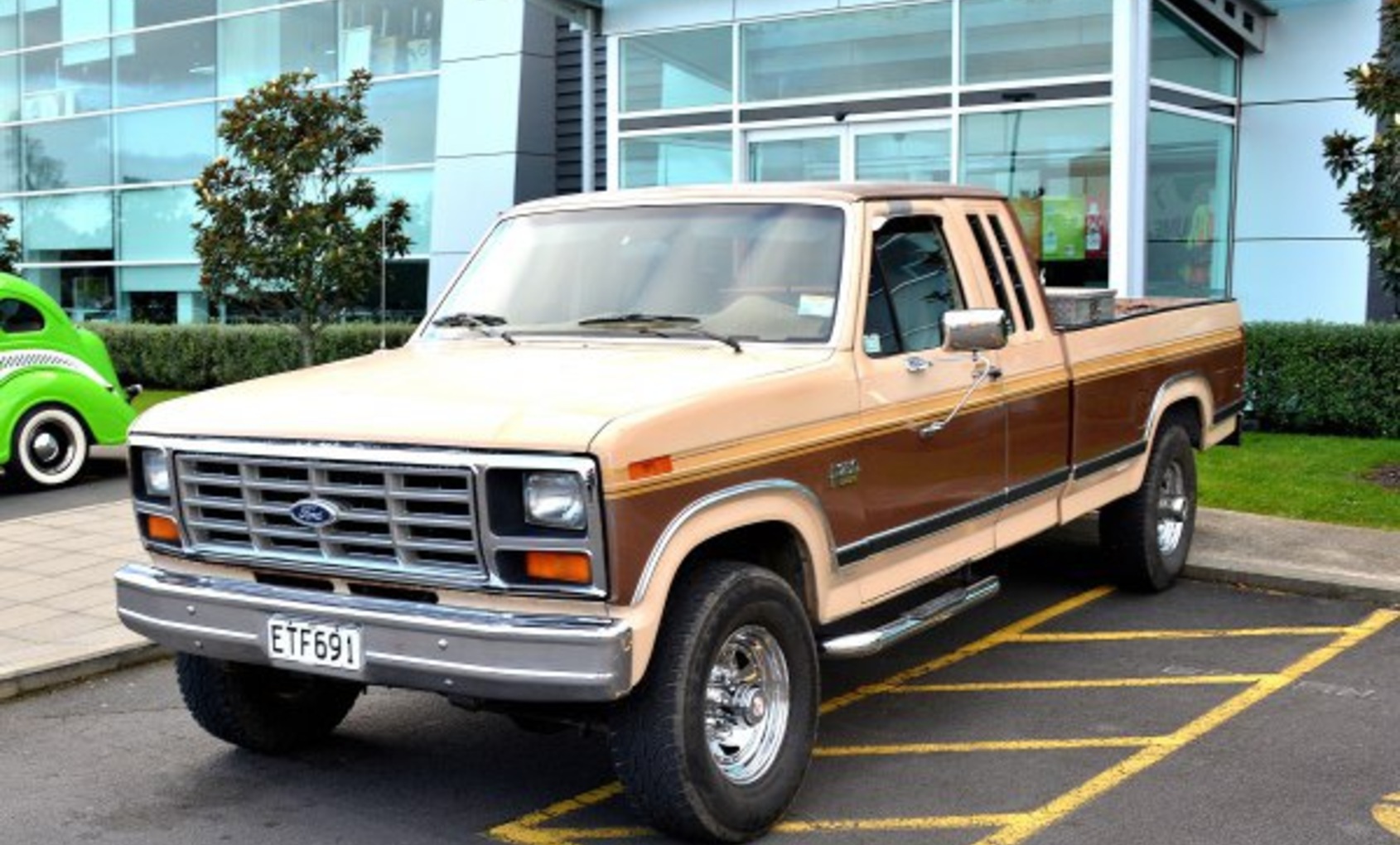 Ford F-Series F-250 VII SuperCab 5.8 V8 (150 Hp) 4x4 Automatic 1983, 1984, 1985 