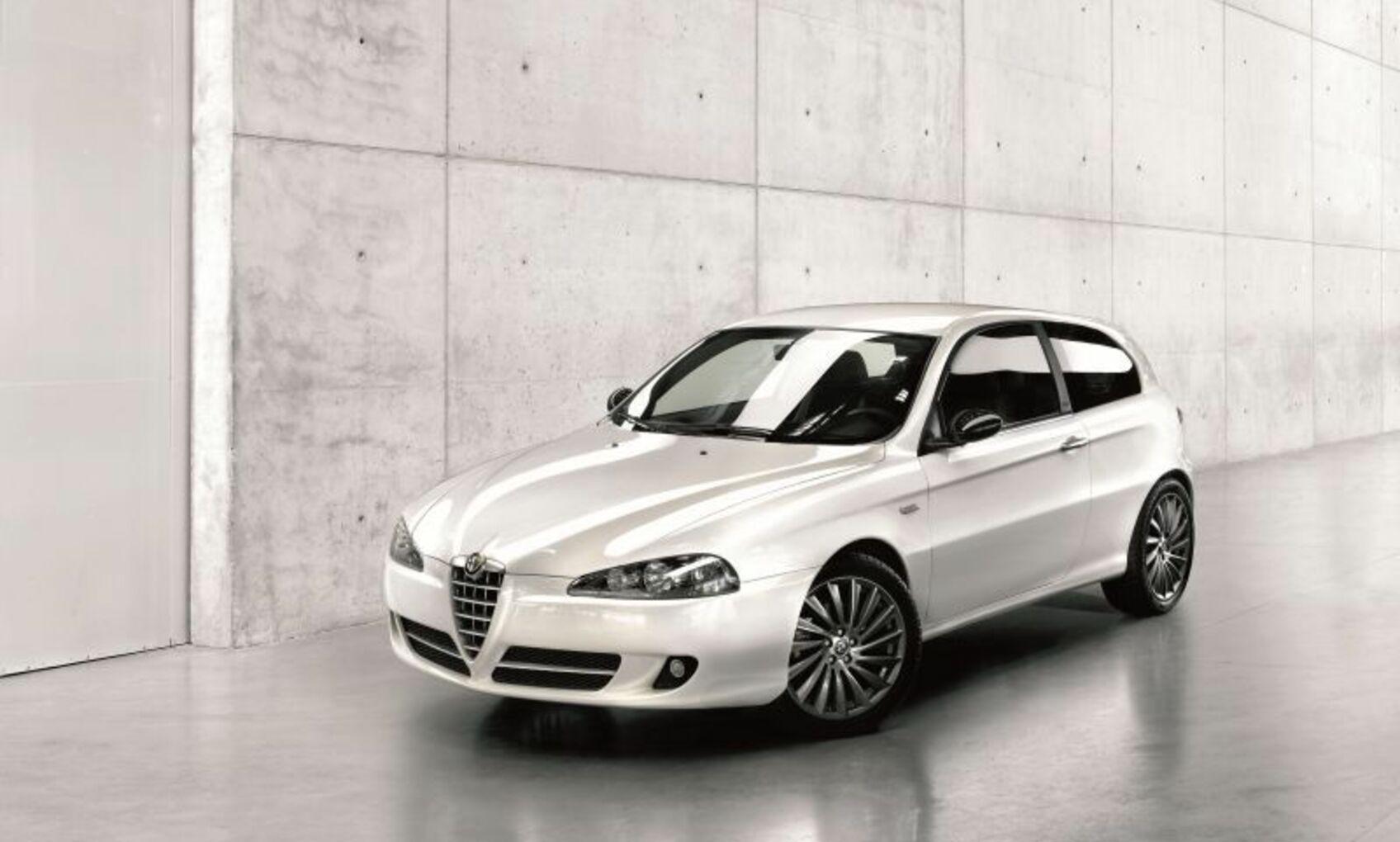 Alfa Romeo 147 (facelift 2004) 3-doors 1.6 TS ECO 16V (105 Hp) 2004, 2005, 2006, 2007, 2008, 2009, 2010 