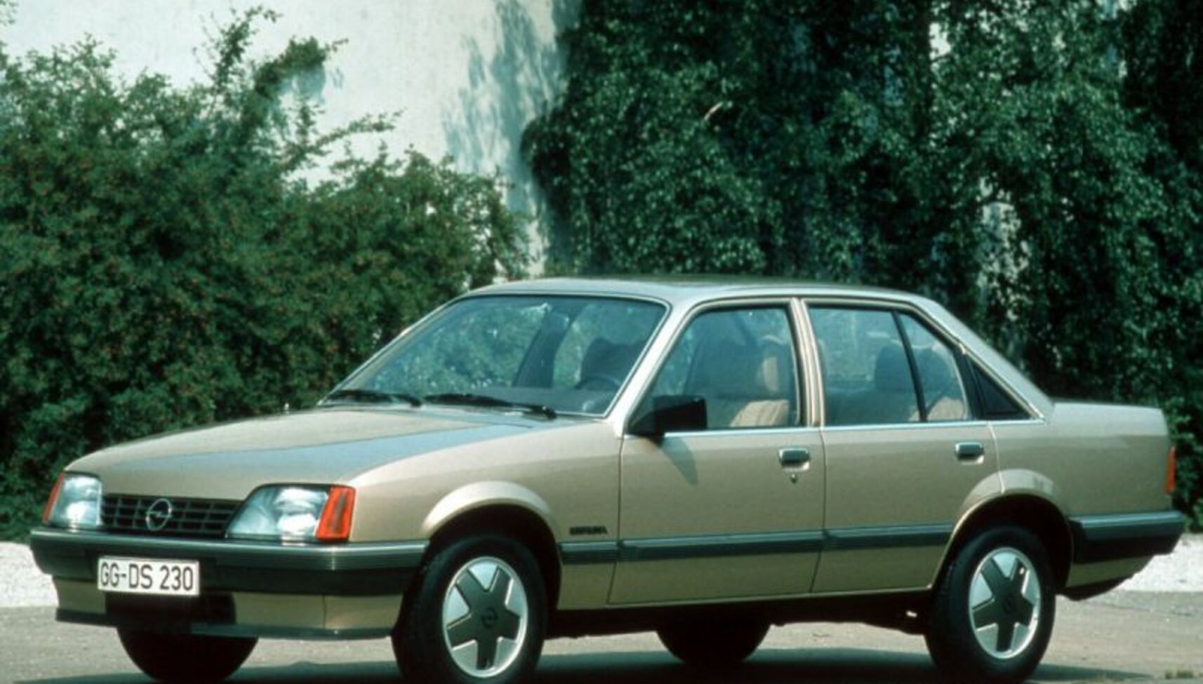 Opel Rekord E (facelift 1982) 1.8i CAT (100 Hp) 1985, 1986